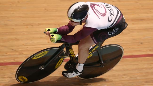 Michael Hepburn racing Sam Welsford during their individual pursuit final in Adelaide on Thursday night. Picture: Stephen Laffer.