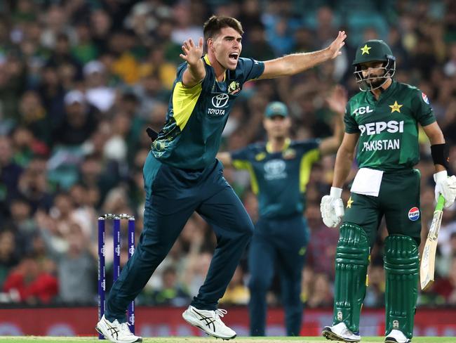 Xavier Bartlett of Australia appeals during game two of the Men's T20 International series between Australia and Pakistan. (Photo by Brendon Thorne/Getty Images)