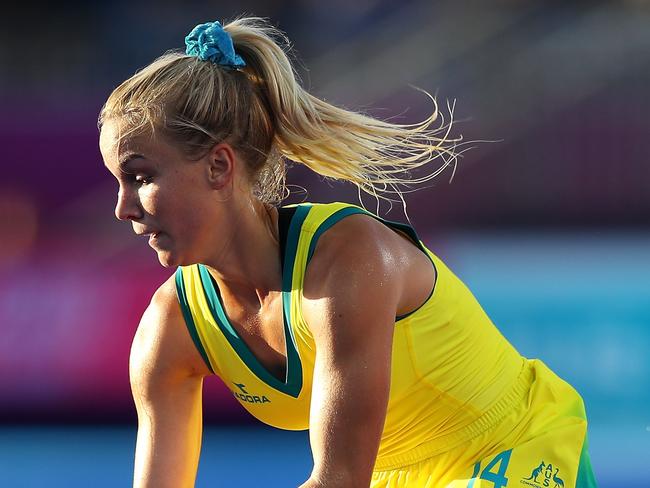 GOLD COAST, QUEENSLAND - APRIL 05:  Stephanie Kershaw of Australia runs the ball forward during the Pool B Hockey match between Australia and Canada on day one of the Gold Coast 2018 Commonwealth Games at Gold Coast Hockey Centre on April 5, 2018 on the Gold Coast, Australia.  (Photo by Mark Kolbe/Getty Images)