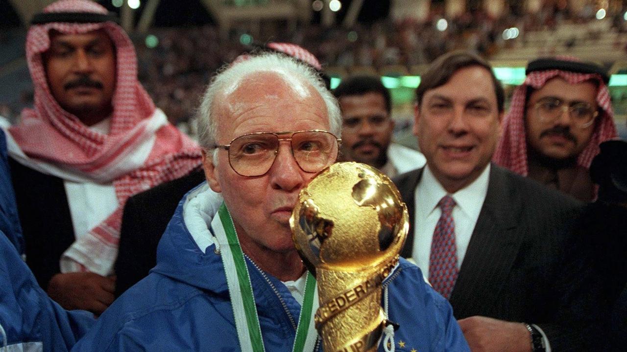 Mario Zagallo with the World Cup trophy.