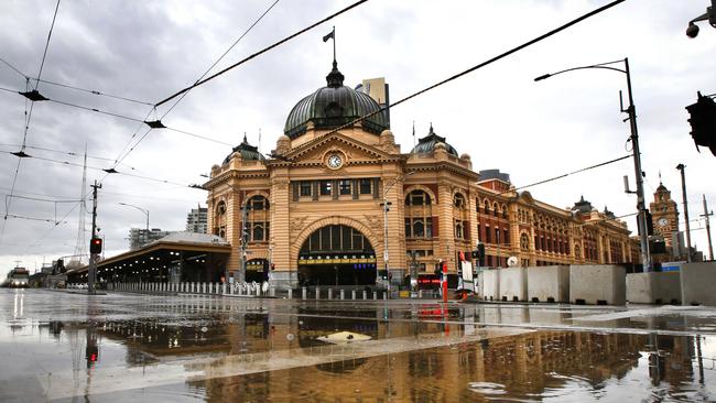 Melbourne City streets lunch time rush under COVID-19 lock down restrictions. Flinders Street Station. Picture: David Caird