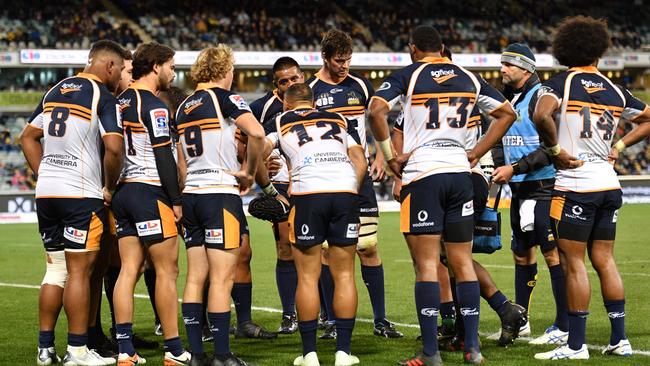 The Brumbies huddle together after a try is scored against them during the Round 13 Super Rugby match between the Brumbies and the Melbourne Rebels at GIO Stadium in Canberra, Saturday, May 12, 2018. (AAP Image/Mick Tsikas) NO ARCHIVING, EDITORIAL USE ONLY