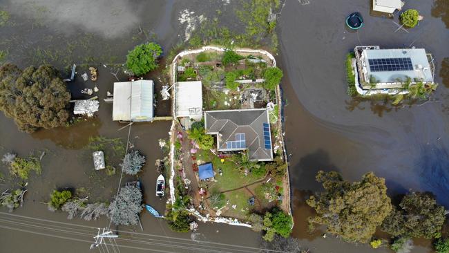 Echuca floods. Residents in the river side of the levee still have a fight on their hands as the flood water continues its slow creep up to peak. From the air, sandbag island homes on Goulburn Rd look like huge house boats as more sandbags are delivered to embattled houses by the community of helpers.                Picture: David Caird