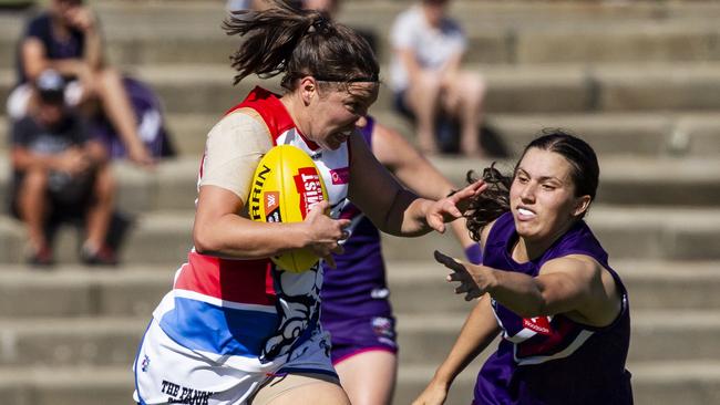 Kirsty Lamb charges past a Fremantle opponent. Picture: AAP