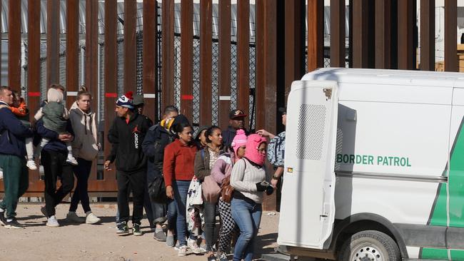 Venezuelan and Nicaraguan migrants are transferred by agents of the Border Patrol after crossing the Rio Grande river from Ciudad Juarez, Chihuahua state, Mexico to El Paso, Texas, US to ask for political asylum on December 27, 2022.