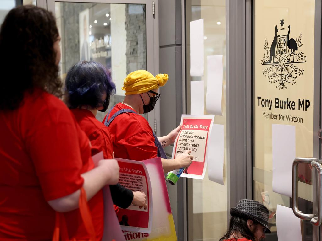 Protesters from the Australian Unemployed Workers Union gathered outside the office of employment minister Tony Burke. Picture: NCA NewsWire / Damian Shaw