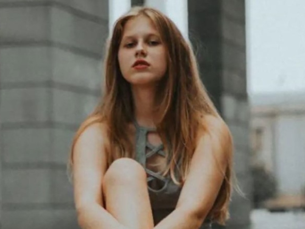 Julia Faustyna is a 21-year-old aspiring musician and model.