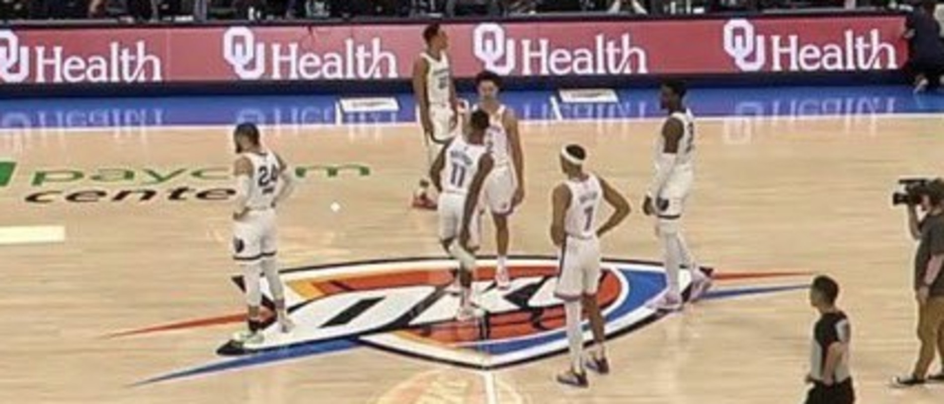 Game delayed when Memphis Grizzlies, Oklahoma City Thunder wore similar  uniforms for tipoff - ESPN