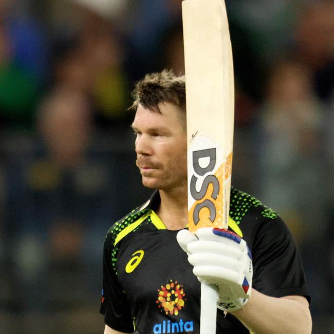 Australia's David Warner celebrates his half century (50 runs) during the first cricket match of the Twenty20 series between Australia and England at Optus Stadium in Perth on October 9, 2022. (Photo by TREVOR COLLENS / AFP) / -- IMAGE RESTRICTED TO EDITORIAL USE - STRICTLY NO COMMERCIAL USE --