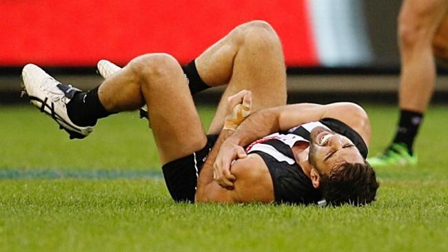 AFL Round 10. Collingwood v Western Bulldogs at the MCG. Alex Fasolo grabs he's left shoulder. Pic: Michael Klein