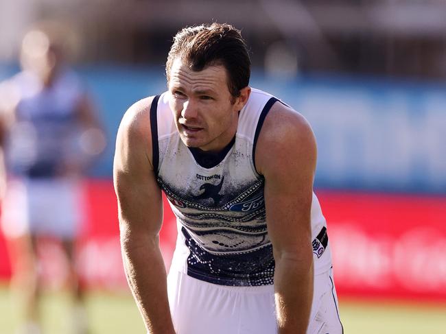 MELBOURNE. 21/05/2022..   AFL Round 10. Geelong v Port Adelaide at GMHBA Stadium, Geelong .   Patrick Dangerfield of the Cats takes a breather during the 2nd qtr  . Photo by Michael Klein