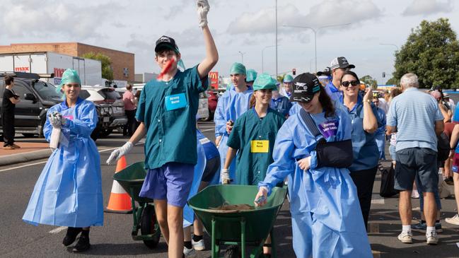 Competitors and fundraisers take the first steps of the 140km Great Wheelbarrow Race. photo: E.Tierney