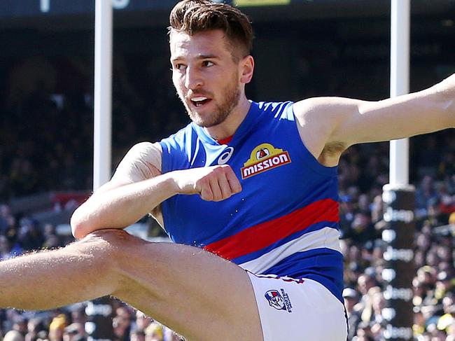 AFL Round 23. 25/08/2018.  Richmond vs Western Bulldogs at the MCG.  Western Bulldogs Marcus Bontempelli out of defence 1st qtr     . Pic: Michael Klein