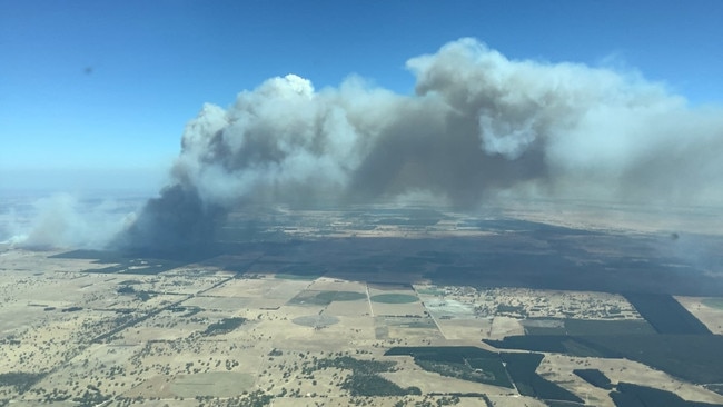 An emergency warning is in place for the Coles fire, CFS warn that it may pose a threat to lives. Picture: CFS