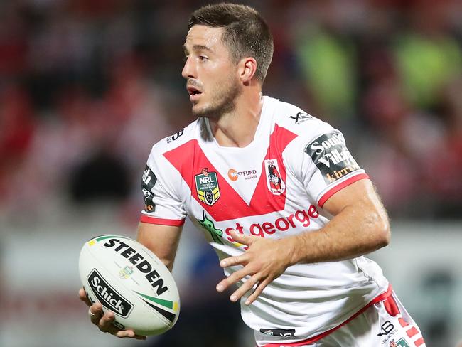 SYDNEY, AUSTRALIA - MARCH 08:  Ben Hunt of the Dragons runs with the ball during the round one NRL match between the St George Illawarra Dragons and the Brisbane Broncos at UOW Jubilee Oval on March 8, 2018 in Sydney, Australia.  (Photo by Matt King/Getty Images)