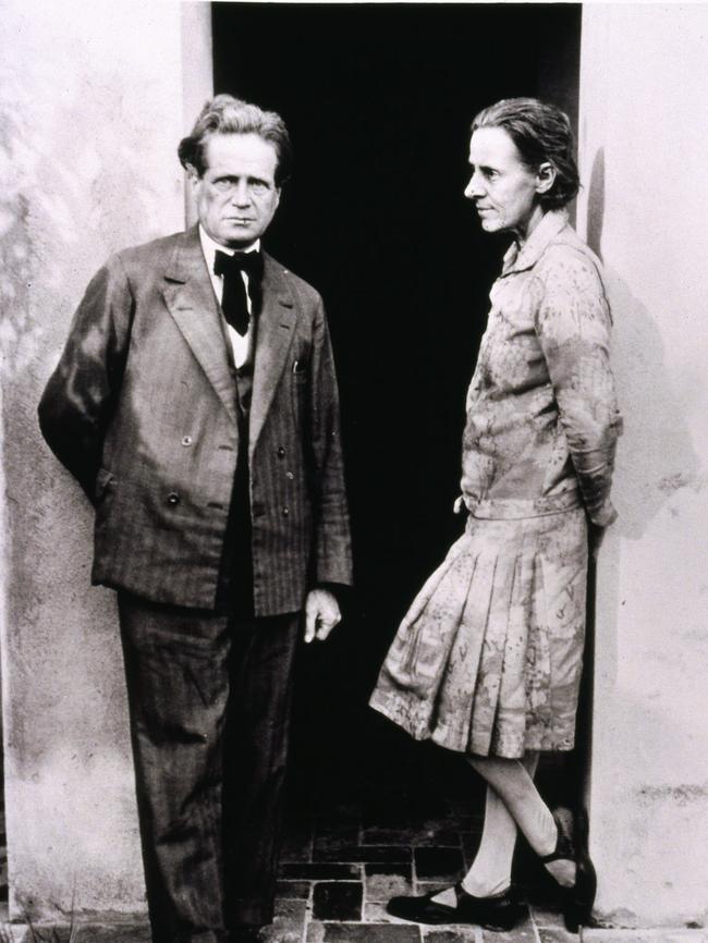 Architect Walter Burley Griffin &amp; wife Marion Mahony at Castlecraig in 1930.