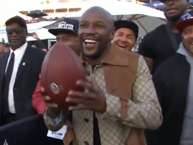 Floyd Mayweather given 2 NFL footballs