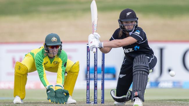 Amelia Kerr looked dangerous before being stumped by Alyssa Healy.