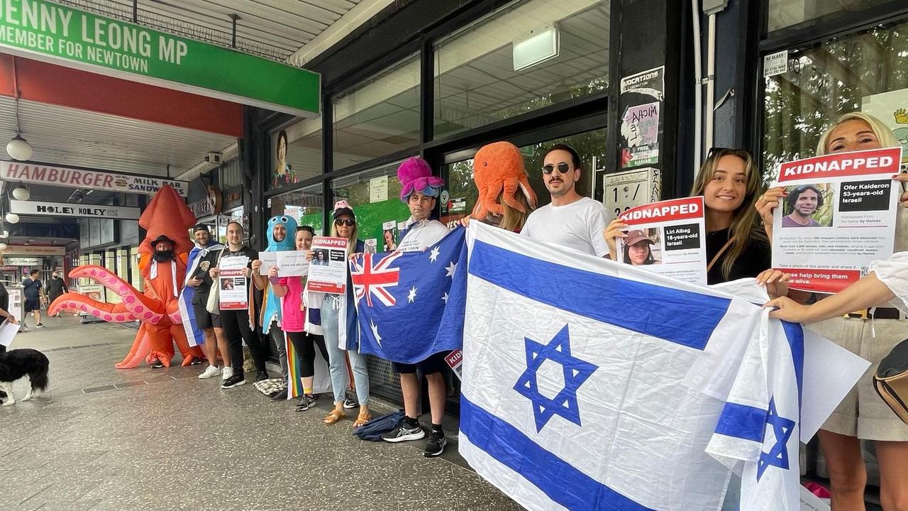 包括一只巨型鱿鱼在内的抗议者今天聚集在梁珍妮 (Jenny Leong) 的纽敦办公室外，此前她发表了关于犹太人将触角伸向世界事务的反犹太主义言论。照片：提供
