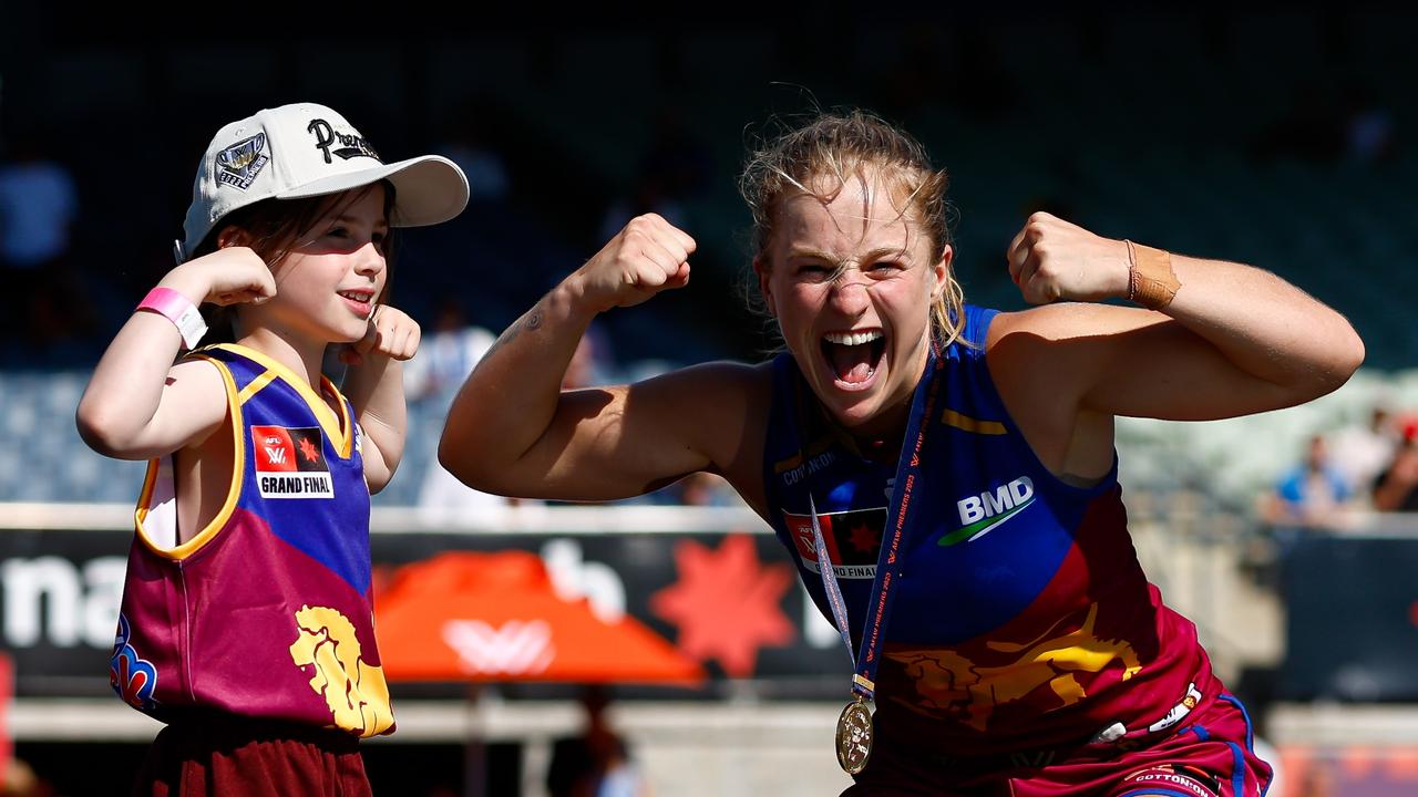 Isabel Dawes poses for a photo with a young Auskicker after the 2023 AFLW Grand Final. (Photo by Dylan Burns/AFL Photos via Getty Images)