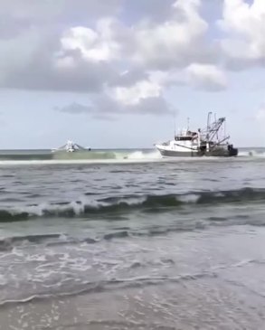 Trawler beached between Double Island Point and Rainbow Beach