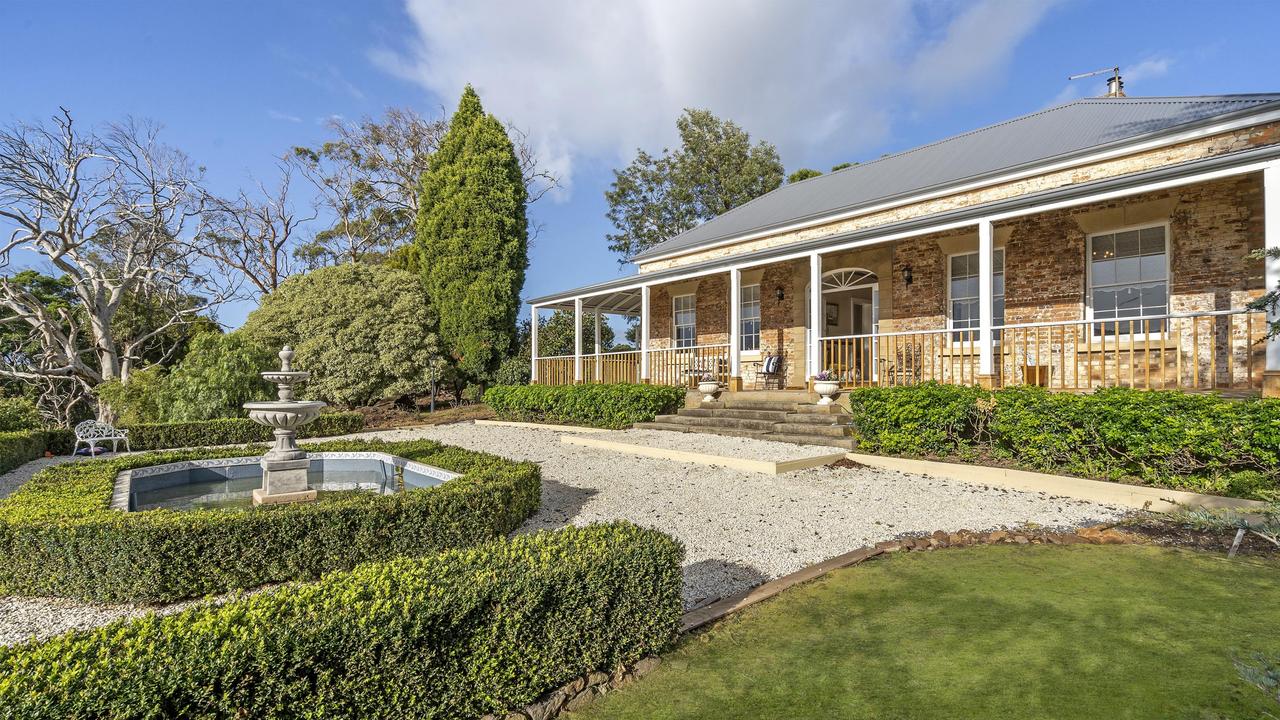 Mount Edgcumbe House at Rowella named Stayz 2024 top 10 best holiday