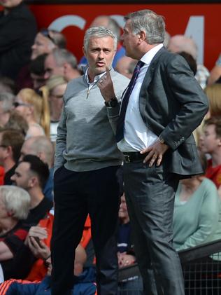 Crystal Palace's English manager Sam Allardyce (R) talks with Mourinho.