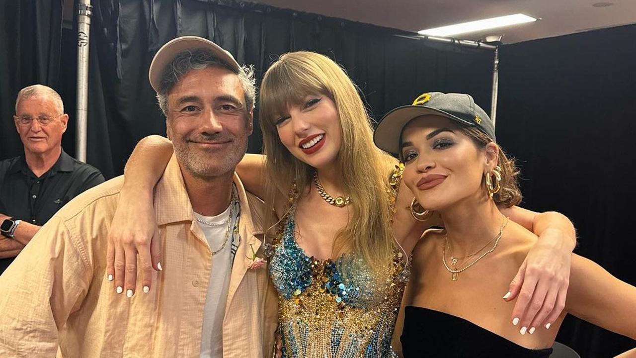 Taylor Swift hangs with Taika Waititi and Rita Ora backstage.