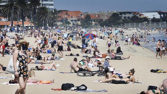 Melburnians heading for the beach as the weather heats up. Picture: David Caird