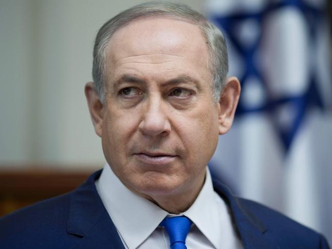 Israeli Prime Minister Benjamin Netanyahu attends the weekly cabinet meeting at his office in Jerusalem, January 8, 2017 . / AFP PHOTO / POOL / ABIR SULTAN