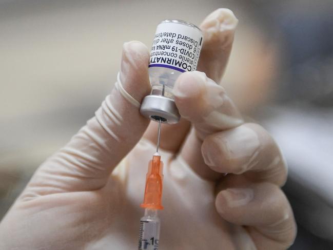 A medical staff member prepares a dose of the Pfizer/BioNTech Covid-19 coronavirus vaccine in Hanoi on November 23, 2021. (Photo by Nhac NGUYEN / AFP)