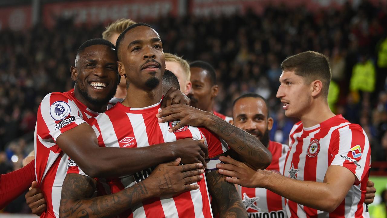 BRENTFORD, ENGLAND – OCTOBER 14: Ivan Toney of Brentford celebrates with teammates after scoring their sides second goal from the penalty spot during the Premier League match between Brentford FC and Brighton &amp; Hove Albion at Brentford Community Stadium on October 14, 2022 in Brentford, England. (Photo by Mike Hewitt/Getty Images)