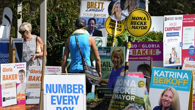 Local residents arrive to vote at a polling booth in Tugun on the Gold Coast, Thursday, March 26, 2020. Queensland's local government elections are due to be held on Saturday despite the threat of the Coronavirus (COVID-19). (AAP Image/Dave Hunt) NO ARCHIVING