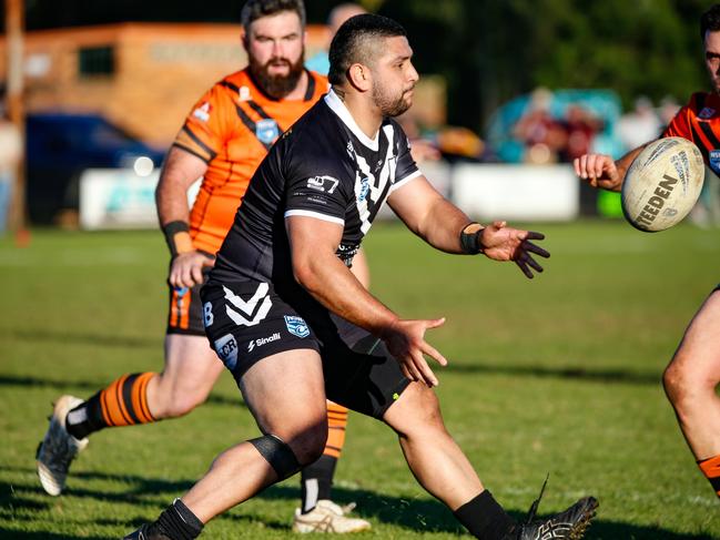 JamesTautaiolefua passes for Picton. Picture Warren Gannon Photography