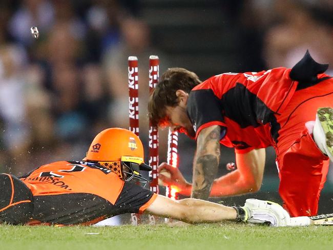 MELBOURNE, AUSTRALIA - DECEMBER 29:  Kane Richardson of the Renegades runs out Jhye Richardson of the Scorchers during the Big Bash League match between the Melbourne Renegades and the Perth Scorchers at Etihad Stadium on December 29, 2017 in Melbourne, Australia.  (Photo by Scott Barbour/Getty Images)