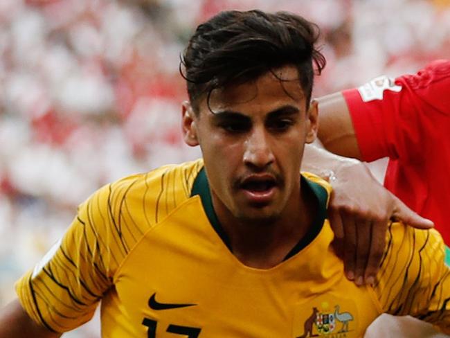 Australia's forward Daniel  Arzani (L) vies for the ball with Peru's midfielder Paolo Hurtado during the Russia 2018 World Cup Group C football match between Australia and Peru at the Fisht Stadium in Sochi on June 26, 2018. / AFP PHOTO / Adrian DENNIS / RESTRICTED TO EDITORIAL USE - NO MOBILE PUSH ALERTS/DOWNLOADS