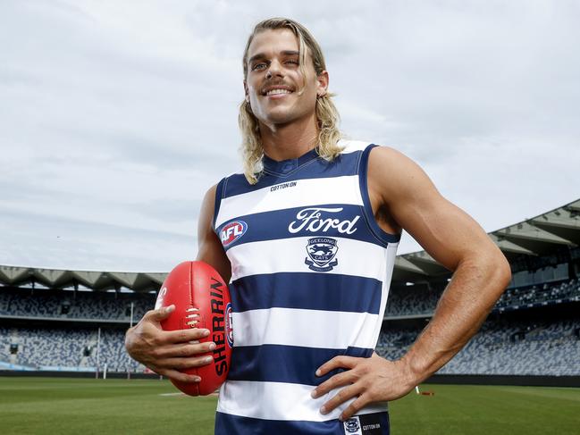 NCA. MELBOURNE, AUSTRALIA. October 17 , 2024. AFL. Bailey Smith tries on the hoops for the first time after being traded to Geelong from the Western Bulldogs .    .  Pic : Michael KleinÃ.. BAZ