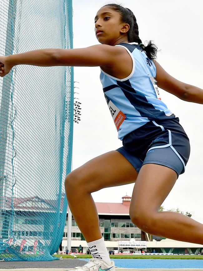 Nehara de Mel (NSW) competes in the Girls U14 Discus.