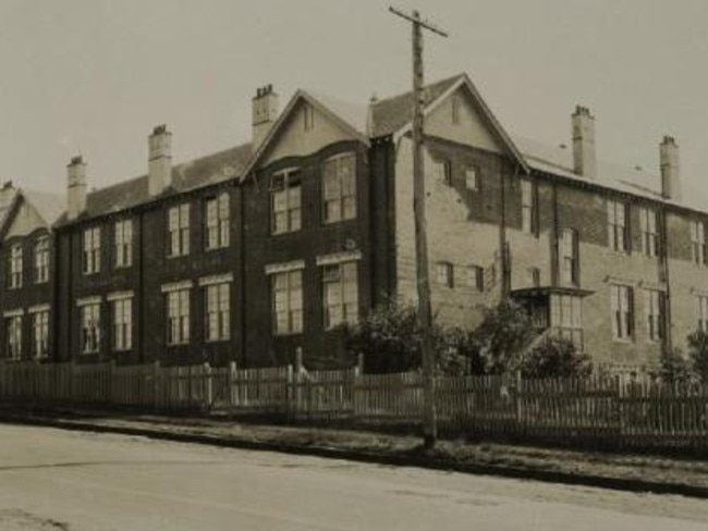 Parramatta Public School Infants building dates back to the early 1900s. Here is the school in a photo dated between 1910-1940. Parramatta Heritage Centre