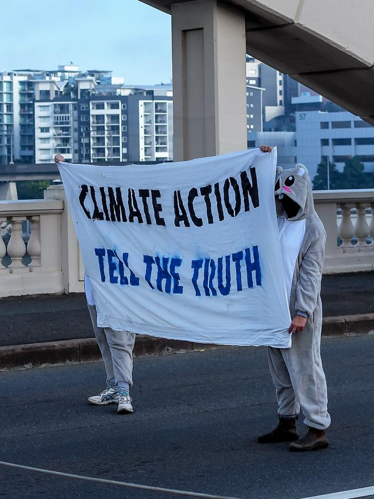 Extinction Rebellion protesters stopping traffic on William Jolly Bridge, Brisbane, August 19, 2019. Picture: Supplied.