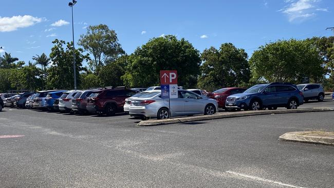 Cars pack the Bundaberg TAFE vaccination clinic.