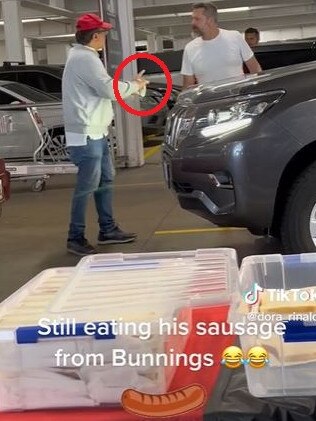 An argument broke out at a Bunnings sausage sizzle. Picture: TikTok/@dora_rinaldi