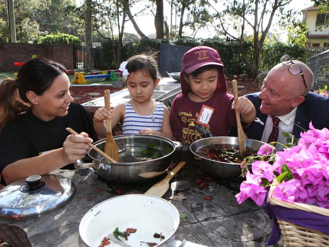 Lansvale Public School teacher Ljiljana Kocic, with Akira Thompson, 4, Daniel Kien Duong 4, and School Principal Mark Diamond. Picture: Robert Pozo