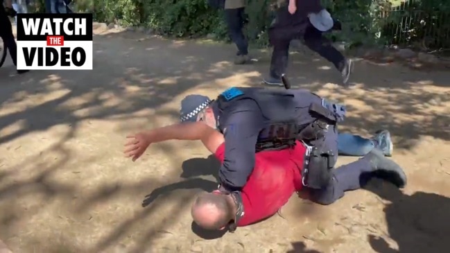 Police swoop on anti-vax protesters in Melbourne