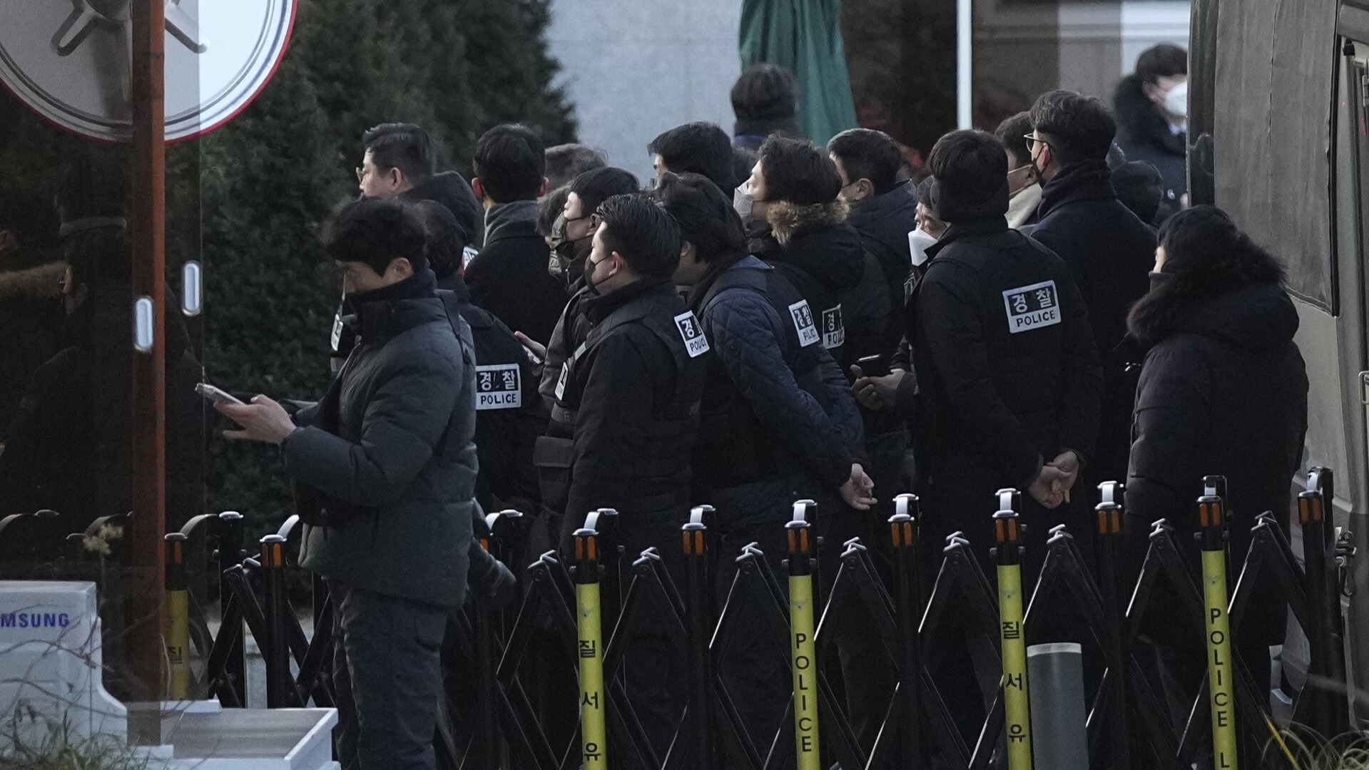 Warnings of ‘indefinite’ standoff as South Korean authorities enter presidential residence