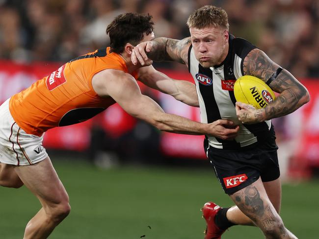 MELBOURNE, AUSTRALIA - September 22, 2023. AFL .   Jordan De Goey of the Magpies brushes past Lachlan Ash of the Giants  during the 1st preliminary final between Collingwood and the Greater Western Sydney Giants at the MCG in Melbourne, Australia..   Photo by Michael Klein.