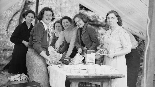 A German picnic at Deep Creek in September 1938, Helene Kranz at right. Photo by Ted Hood, courtesy State Library of NSW