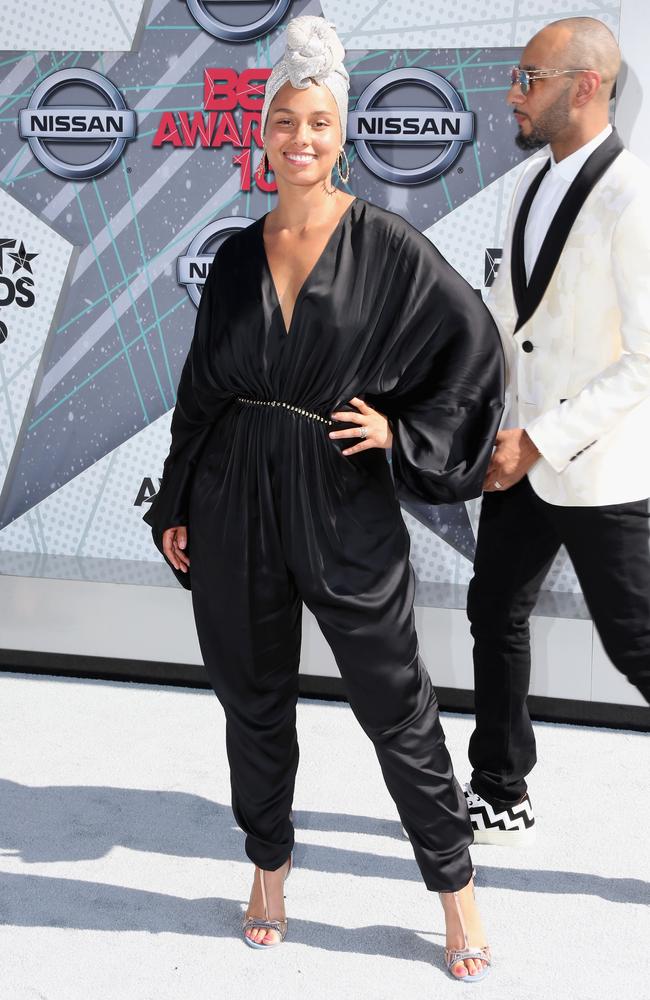 Alicia Keys smiles for photographers at the 2016 BET Awards.