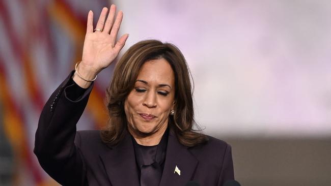 TOPSHOT - -- AFP PICTURES OF THE YEAR 2024 --  US Vice President Democratic presidential candidate Kamala Harris waves at supporters at the end of her concession speech at Howard University in Washington, DC, on November 6, 2024.. Donald Trump won a sweeping victory on November 6, 2024 in the US presidential election, defeating Kamala Harris to complete an astonishing political comeback that sent shock waves around the world. (Photo by SAUL LOEB / AFP) / AFP PICTURES OF THE YEAR 2024