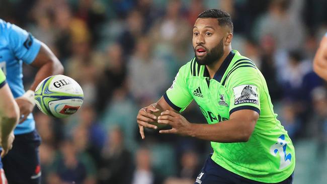 Lima Sopoaga of the Highlanders passes the ball at Allianz Stadium in Sydney.